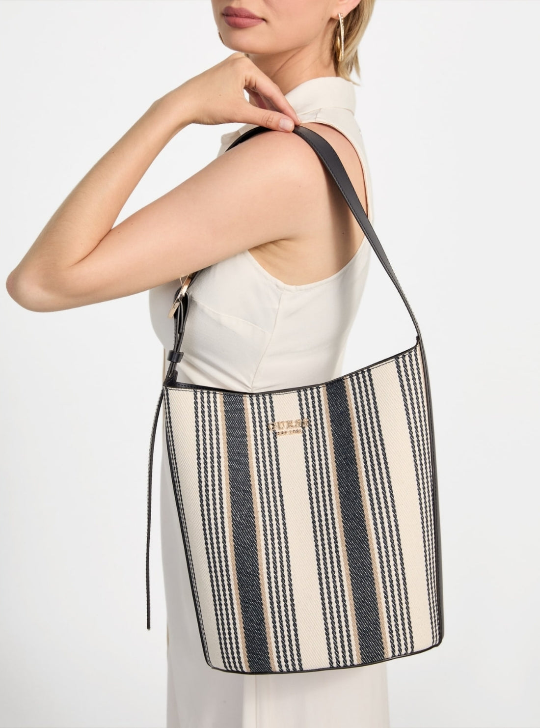 【ネイビー(NML)】GUESS ショルダーバッグ (W)NICOLETTE Bucket Shoulder Bag GUESS｜GUESS ショルダーバッグ (W)NICOLETTE Bucket Shoulder Bag