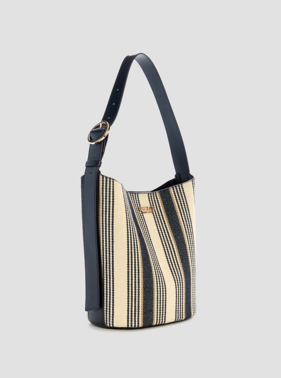 【ネイビー(NML)】GUESS ショルダーバッグ (W)NICOLETTE Bucket Shoulder Bag Navy Stripe Nicolette Large Bucket Shoulder Bag | GUESS