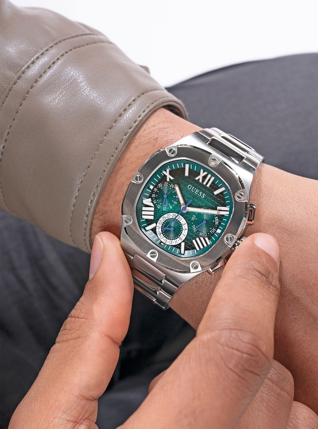 GUESS Mens Silver Headline Link Watch GW0572G6 Model View