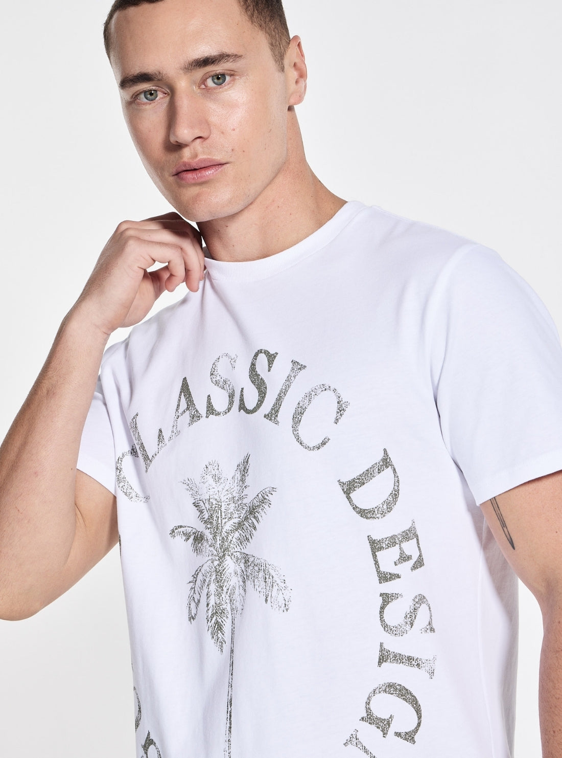 GUESS Mens White Basic Guess Classic Design T-Shirt Detail View