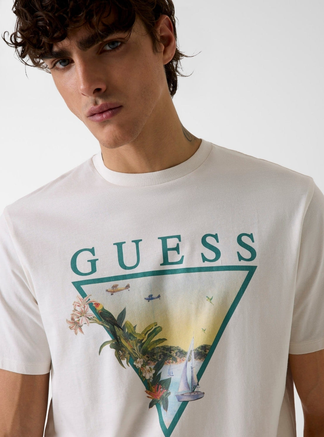 GUESS Mens White Sunset Graphic Logo T-Shirt M6GI49K3584 Detail View