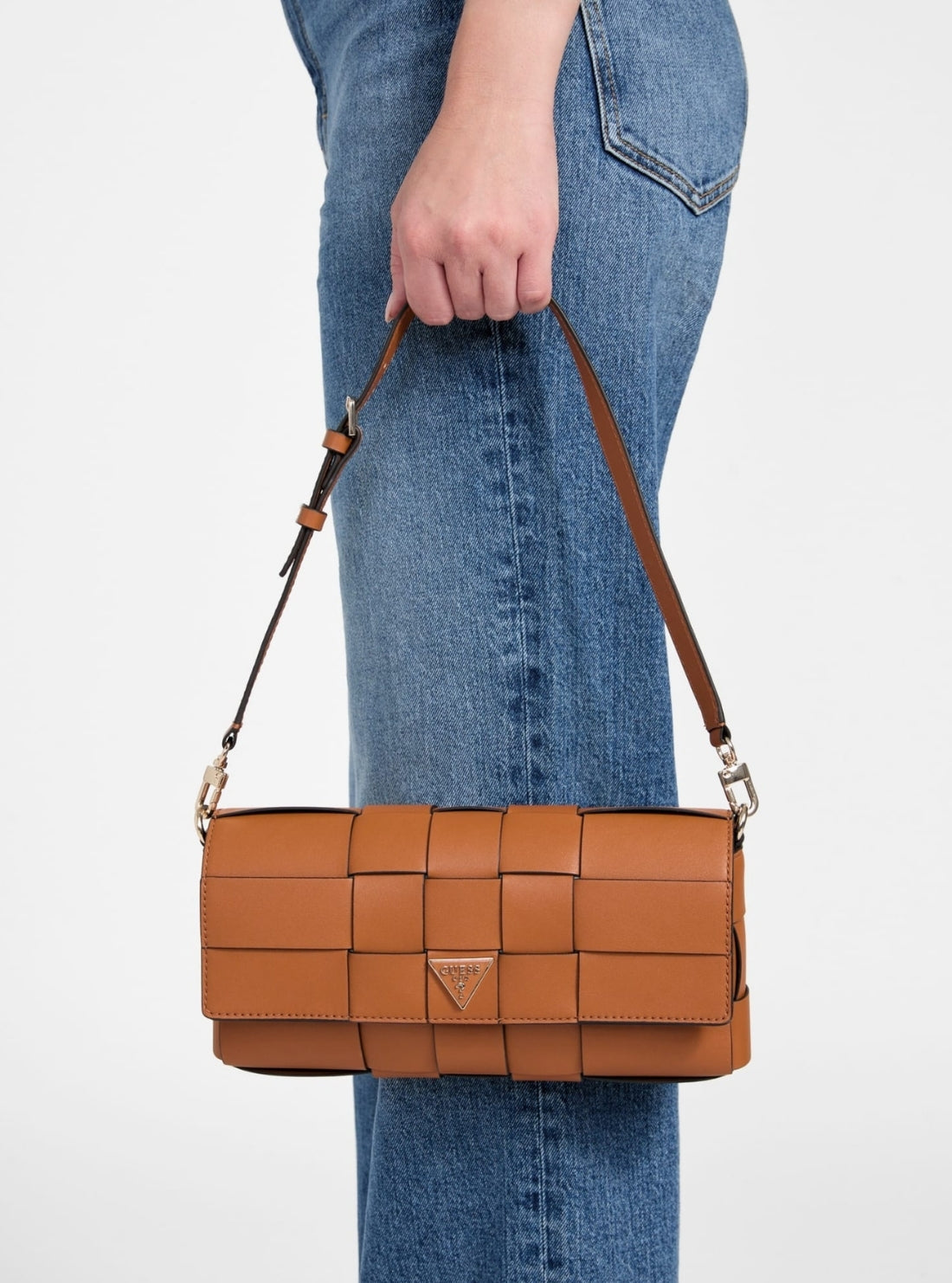 【キャメル(CAR)】GUESS ショルダーバッグ (W)MAYLEE Flap Shoulder Bag GUESS Maylee Woven Flap Shoulder Bag - Macy's